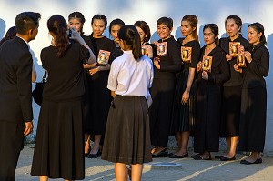 PRISE DE VUE D'UN GROUPE DE JEUNE FEMME EN ROBES NOIRES DANS LA RUE DEVANT LE PALAIS ROYAL AFFICHANT LES PHOTO DU ROI RAMA IX APRES SA MORT, BANGKOK, THAILANDE 