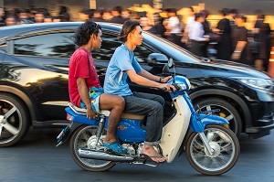 JEUNES GARCONS SUR UN SCOOTER DANS LA RUE, BANGKOK, THAILANDE 