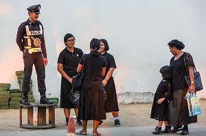 POLICIER DISCUTANT AVEC DES PASSANTS DANS LA RUE, BANGKOK, THAILANDE 