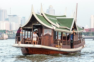 ACTIVITE TOURISTIQUE, VISITE DE LA VILLE EN BATEAU SUR LE FLEUVE CHAO PHRAYA, BANGKOK, THAILANDE, ASIE 