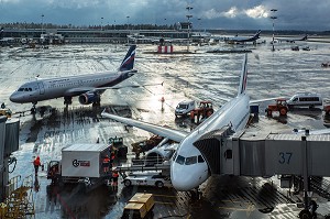AVION DE LA COMPAGNIE AERIENNE AEROFLOT ET AIR FRANCE SUR LE TARMAC DE L'AEROPORT DE MOSCOU, RUSSIE, EUROPE 