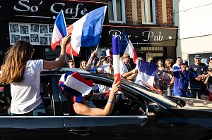 SCENE DE LIESSE EN VILLE, JOIE DU SUPPORTES APRES LA VICTOIRE DE L'EQUIPE DE FRANCE DE FOOTBALL EN FINALE DE LA COUPE DU MONDE, RUGLES, FRANCE, EUROPE 