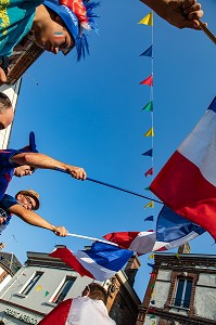 SCENE DE LIESSE EN VILLE, JOIE DU SUPPORTES APRES LA VICTOIRE DE L'EQUIPE DE FRANCE DE FOOTBALL EN FINALE DE LA COUPE DU MONDE, RUGLES, FRANCE, EUROPE 