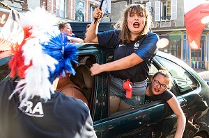 SCENE DE LIESSE EN VILLE, JOIE DU SUPPORTES APRES LA VICTOIRE DE L'EQUIPE DE FRANCE DE FOOTBALL EN FINALE DE LA COUPE DU MONDE, RUGLES, FRANCE, EUROPE 