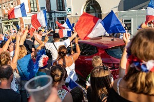 SCENE DE LIESSE EN VILLE, JOIE DU SUPPORTES APRES LA VICTOIRE DE L'EQUIPE DE FRANCE DE FOOTBALL EN FINALE DE LA COUPE DU MONDE, RUGLES, FRANCE, EUROPE 