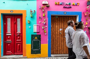 STREET-ART DANS LES RUE DE FUNCHAL, GRAFFITIS SUR LA FACADE DES MAISONS, FUNCHAL, ILE DE MADERE, PORTUGAL 