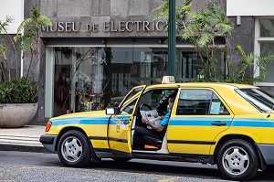 TAXI PORTUGAIS DEVANT LE MUSEU DE ELECTRICIDADE, TAXI JAUNE, FUNCHAL, ILE DE MADERE, PORTUGAL 