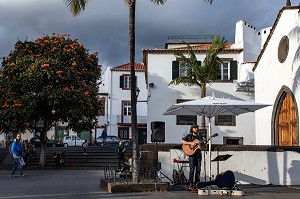 JEUNE HOMME JOUANT DE LA GUITARE, ARTISTE DE RUE, LARGO DO CORPO SANTO, FUNCHAL, ILE DE MADERE, PORTUGAL 