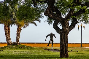 STATUE REPRESENTANT UNE SILHOUETTE MASCULINE EN PLEIN MOUVEMENT DE COURSE, FUNCHAL, ILE DE MADERE, PORTUGAL 