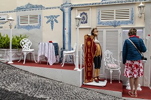 STREET-ART DANS LES RUE DE FUNCHAL, GRAFFITIS SUR LA FACADE DES MAISONS, FUNCHAL, ILE DE MADERE, PORTUGAL 