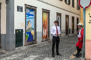 STREET-ART DANS LES RUE DE FUNCHAL, GRAFFITIS SUR LA FACADE DES MAISONS, FUNCHAL, ILE DE MADERE, PORTUGAL 