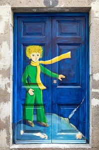 LE PETIT PRINCE DE SAINT-EXUPERY STREET-ART DANS LES RUE DE FUNCHAL, GRAFFITIS SUR LA FACADE DES MAISONS, FUNCHAL, ILE DE MADERE, PORTUGAL 