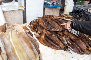 POISSONS SALES ET FUMES, MARCHE AUX POISSONS, MERCADO LAVRADORES, FUNCHAL, ILE DE MADERE, PORTUGAL 