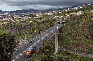 VUE AERIENNE, TRAFIC AUTOROUTIER, VILLE DE FUNCHAL, ILE DE MADERE, PORTUGAL 