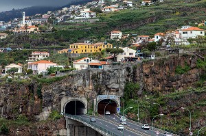 VUE AERIENNE, TRAFIC AUTOROUTIER ET TUNNEL TRAVERSANT LA MONTAGNE, VILLE DE FUNCHAL, ILE DE MADERE, PORTUGAL