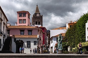 SCENE DE RUE, RUA DOS CAPELISTAS AVEC LE CLOCHER DE LA CATHEDRALE DE SE, FUNCHAL, ILE DE MADERE, PORTUGAL 