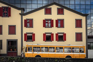 FACADE DE MAISON EN TROMPE L'OEIL ET BUS JAUNE, RUE PRINCIPALE BRIGADEIRO OUDINOT, FUNCHAL, ILE DE MADERE, PORTUGAL 