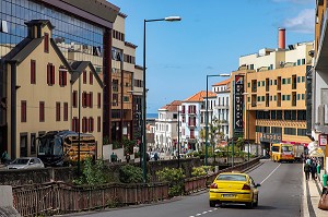 FACADE DE MAISON EN TROMPE L'OEIL ET BUS JAUNE, RUE PRINCIPALE BRIGADEIRO OUDINOT, FUNCHAL, ILE DE MADERE, PORTUGAL 