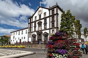 FACADE DE L'EGLISE DU COLLEGE, IGREJA DO COLEGIO, ANCIEN COLLEGE DES JESUITES, PLACE DE L'HOTEL DE VILLE, FUNCHAL, ILE DE MADERE, PORTUGAL 