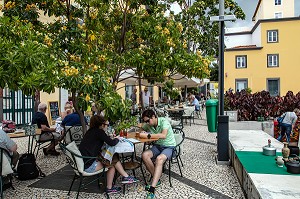 TERRASSE DE RESTAURANT, PLACE DES CARMES, PARCA DO CARMO, SCENE DE RUE, FUNCHAL, ILE DE MADERE, PORTUGAL 