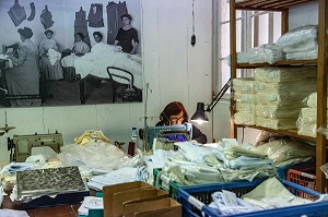 TRAVAIL A L'ATELIER DES FEMMES, BRODERIE TRADITIONNELLE BORDAL, FUNCHAL, ILE DE MADERE, PORTUGAL 