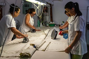 TRAVAIL A L'ATELIER DES FEMMES, BRODERIE TRADITIONNELLE BORDAL, FUNCHAL, ILE DE MADERE, PORTUGAL 