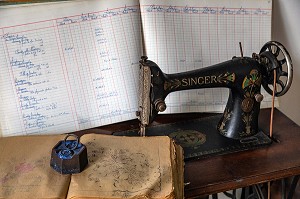 MACHINE A COUDRE, BRODER, TRADITION BRODERIE BORDAL, FUNCHAL, ILE DE MADERE, PORTUGAL 