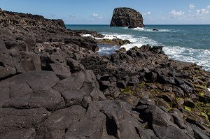 FALAISES AUX ROCHES VOLCANIQUES NOIRES, PORTO DA CRUZ, ILE DE MADERE, PORTUGAL 