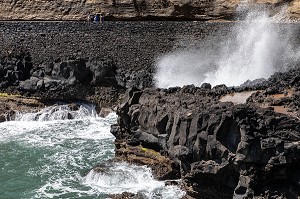 FALAISES AUX ROCHES VOLCANIQUES NOIRES, PORTO DA CRUZ, ILE DE MADERE, PORTUGAL 