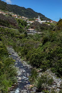 LA RIVIERE DANS LES MONTAGNE DU VILLAGE DE FAIAL, ILE DE MADERE, PORTUGAL 