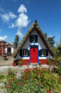 MAISONS TRADITIONNELLES AUX TOITS DE CHAUME, CASAS DE SANTANA, ILE DE MADERE, PORTUGAL 