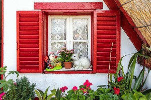 DETAIL DE LA FACADE D'UNE DES MAISONS TRADITIONNELLES AUX TOITS DE CHAUME, CASAS DE SANTANA, ILE DE MADERE, PORTUGAL 