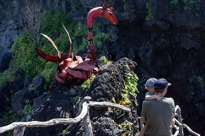 SCULPTURE DE DRAGON SUR LES FALAISES DE LA COTE, SEIXAL, ILE DE MADERE, PORTUGAL 