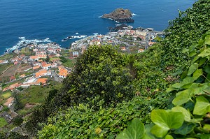 VUE DU MIRADOURO DA SANTA SUR LA VILLE DE PORTO MONIZ, ILE DE MADERE, PORTUGAL 
