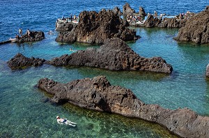 BAIGNEURS, PISCINES NATURELLES DANS LA ROCHE VOLCANIQUE, PORTO MONIZ, ILE DE MADERE, PORTUGAL 