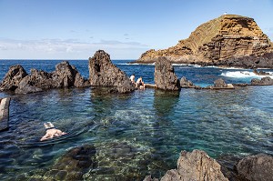 BAIGNEURS, PISCINES NATURELLES DANS LA ROCHE VOLCANIQUE, PORTO MONIZ, ILE DE MADERE, PORTUGAL 