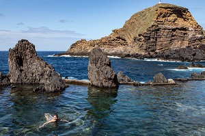 BAIGNEURS, PISCINES NATURELLES DANS LA ROCHE VOLCANIQUE, PORTO MONIZ, ILE DE MADERE, PORTUGAL 