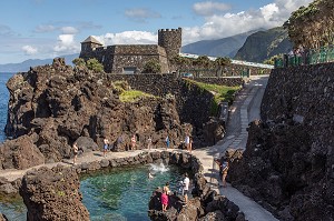 BAIGNEURS, PISCINES NATURELLES DANS LA ROCHE VOLCANIQUE, PORTO MONIZ, ILE DE MADERE, PORTUGAL 