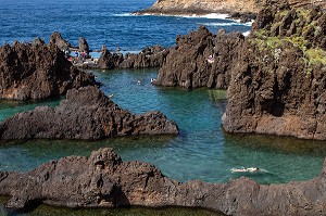 BAIGNEURS, PISCINES NATURELLES DANS LA ROCHE VOLCANIQUE, PORTO MONIZ, ILE DE MADERE, PORTUGAL 