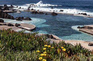 PISCINES NATURELLES DANS LA ROCHE VOLCANIQUE, PORTO MONIZ, ILE DE MADERE, PORTUGAL 