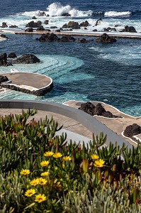 PISCINES NATURELLES DANS LA ROCHE VOLCANIQUE, PORTO MONIZ, ILE DE MADERE, PORTUGAL 