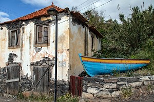 FACADE D'UNE MAISON DE PECHEUR, BARQUE, BATEAU DE PECHE, CANICO, ILE DE MADERE, PORTUGAL 