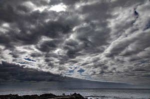 CIEL NUAGEUX, PAYSAGE, CANICO, ILE DE MADERE, PORTUGAL 