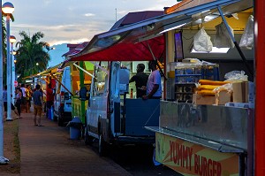 A LA TOMBEE DE LA NUIT, LES CAMIONS RESTAURATION (FOOD TRUCK) ENVAHISSENT LA PLACE DES PALMISTES, CAYENNE, GUYANE FRANCAISE, DEPARTEMENT-REGION D'OUTRE-MER, AMERIQUE DU SUD, FRANCE 