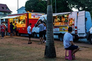 CAMIONS RESTAURATION (FOOD TRUCK) SUR LA PLACE DES PALMISTES, CAYENNE, GUYANE FRANCAISE, DEPARTEMENT-REGION D'OUTRE-MER, AMERIQUE DU SUD, FRANCE 