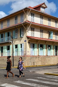 FEMMES CREOLE ET CHINOISE DEVANT LE MUSEE ALEXANDRE FRANCONIE, RUE REMIRE, CAYENNE, GUYANE FRANCAISE, DEPARTEMENT-REGION D'OUTRE-MER, AMERIQUE DU SUD, FRANCE 