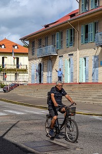 CYCLISTE DEVANT LE MUSEE ALEXANDRE FRANCONIE, RUE REMIRE, CAYENNE, GUYANE FRANCAISE, DEPARTEMENT-REGION D'OUTRE-MER, AMERIQUE DU SUD, FRANCE 