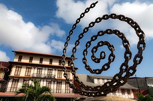 LE CERCLE DES ESCLAVES, OEUVRE DE L'ARTISTE GUY BENTH EN MEMOIRE DU COMMERCE DES ESCLAVES SUR LA PLACE DU MARCHE DE CAYENNE, GUYANE FRANCAISE, DEPARTEMENT-REGION D'OUTRE-MER, AMERIQUE DU SUD, FRANCE 