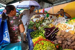 ETALS DE FRUITS ET LEGUMES, COMMERCANT HMONG SUR LE MARCHE DE CAYENNE, GUYANE FRANCAISE, DEPARTEMENT-REGION D'OUTRE-MER, AMERIQUE DU SUD, FRANCE 