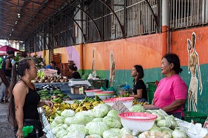 ETALS DE FRUITS ET LEGUMES, COMMERCANT HMONG SUR LE MARCHE DE CAYENNE, GUYANE FRANCAISE, DEPARTEMENT-REGION D'OUTRE-MER, AMERIQUE DU SUD, FRANCE 